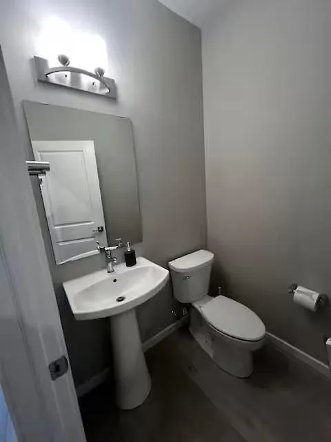 Bedroom In Southwest D Эдмонтон 0*,