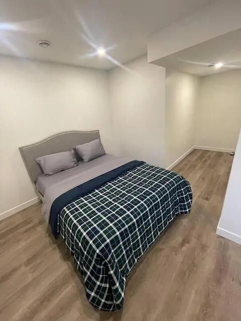 Bedroom In Southwest D Эдмонтон