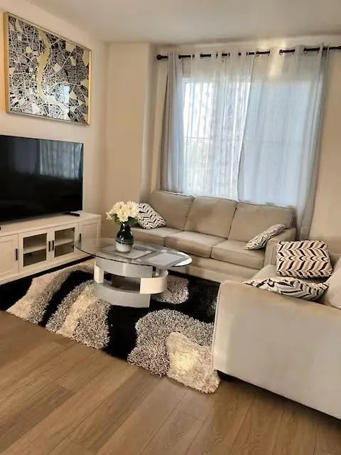 Проживание в семье Bedroom In Southwest D Эдмонтон